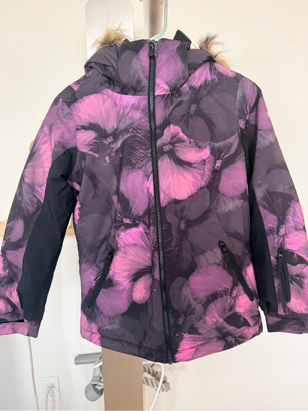 EUC Roxy Girls' Jet Ski Snowboard Ski Jacket with removable fur hood